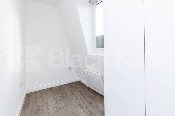 Superb top floor 1 bedroom property with a study  Foulden Road , Stoke Newington 